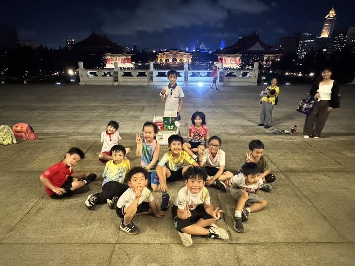 火山班在中正紀念堂自由廣場夜練後合照