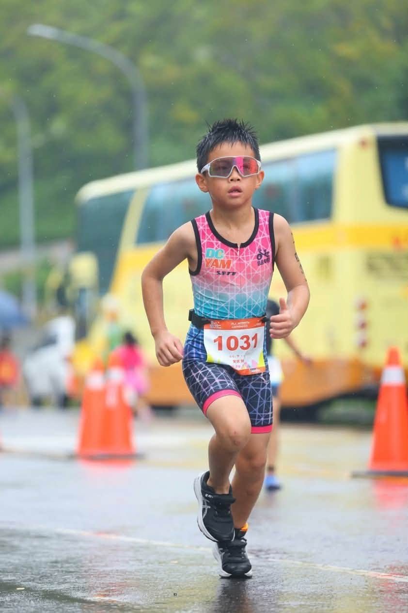 Ryan 穿彩色三鐵衣在雨中跑步