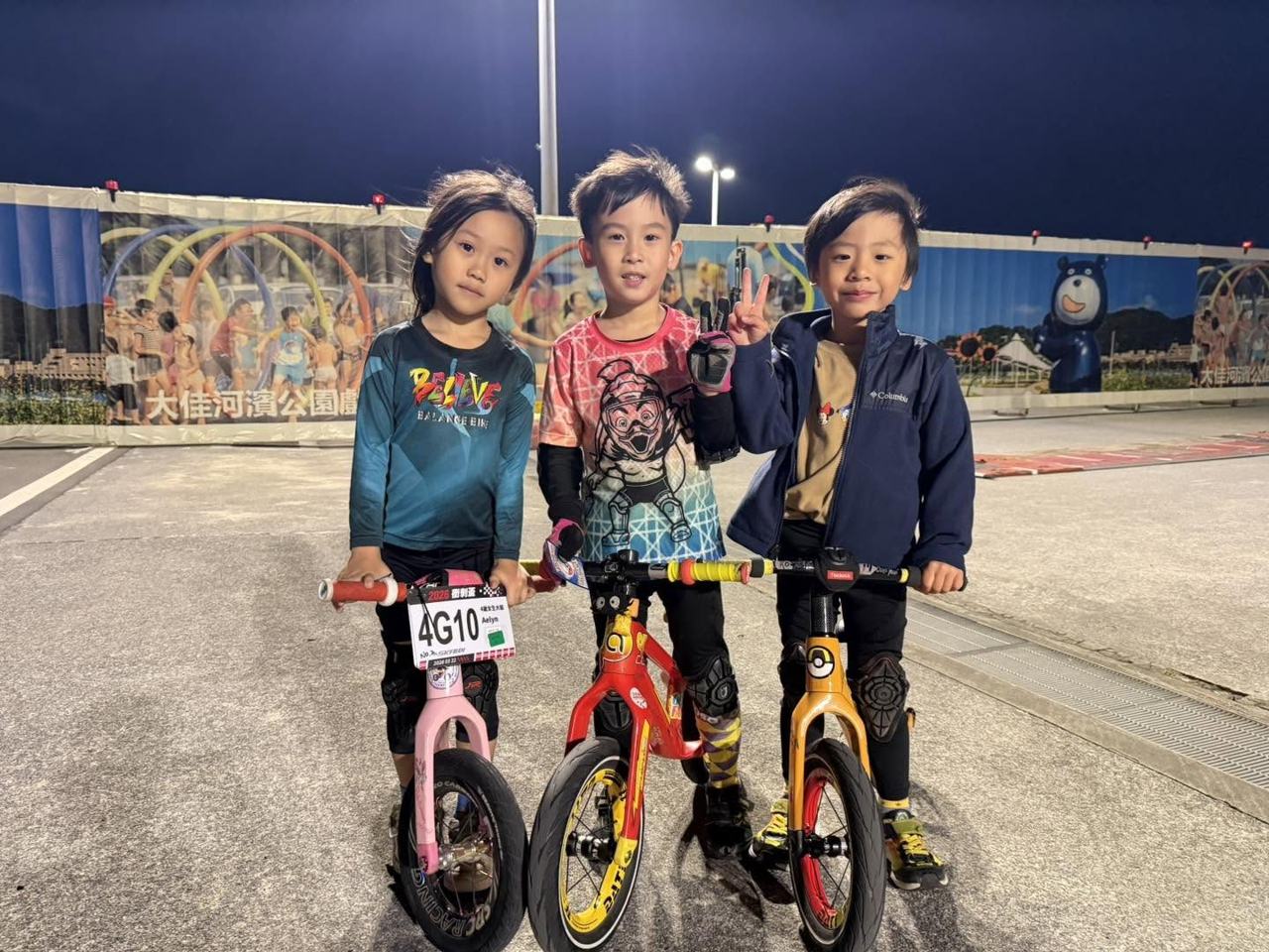 三位小車手夜間練車合照