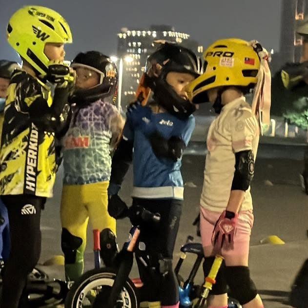 各國小車手在台北一起練車