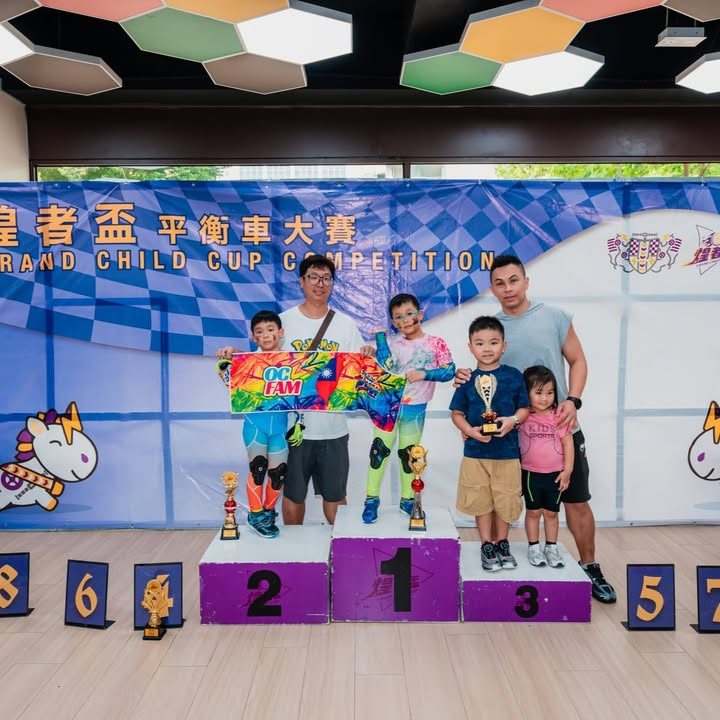 小佐與小佑在香港煌者盃頒獎台上